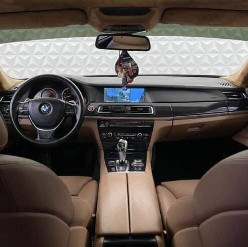 Tirane, shes makine BMW 740Li Viti 2012