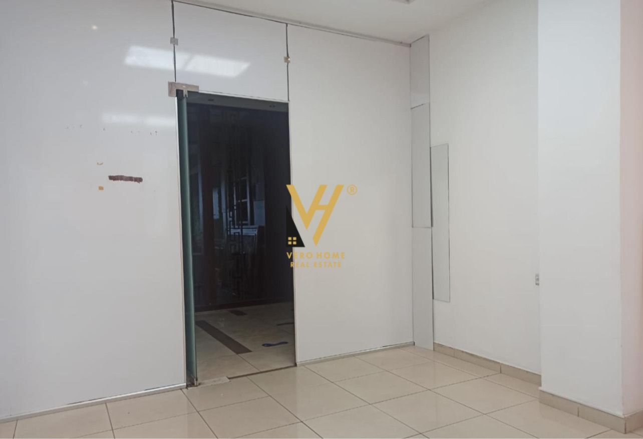 AMBIENT 30 M2 ME QIRA TE RRUGA E DIBRES 30.000 LEK