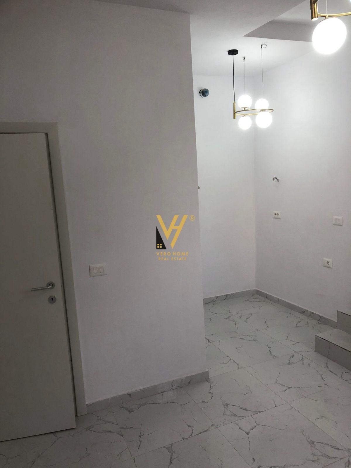 ZYRE 50 M2 ME QERA TE HOXHA TAHSIM 500 EURO