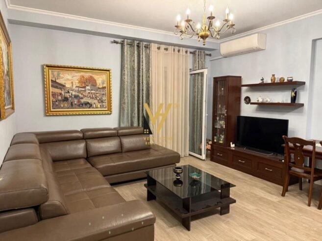 2+1+2 BLK ME QIRA NE PROCELAN 700 EURO