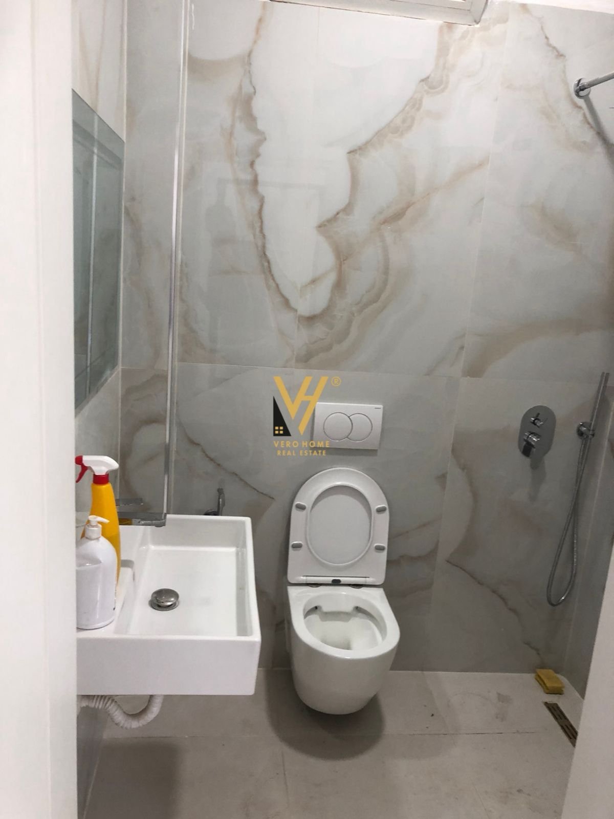 ZYRE 50 M2 ME QERA TE HOXHA TAHSIM 500 EURO