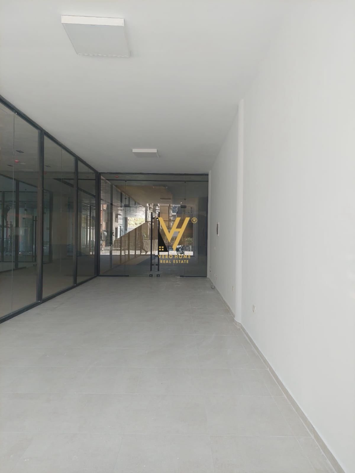 DYQAN 73 M2 ME QERA TE MINE PEZA 1.500 EURO