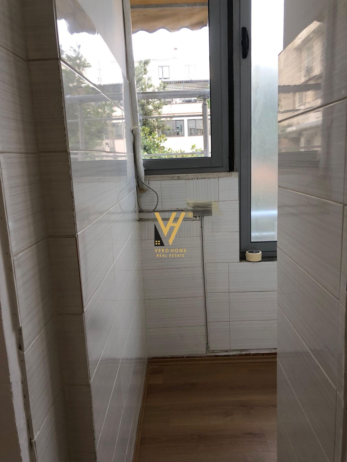 ZYRE 65 M2 ME QIRA NE QENDER 1.500 EURO