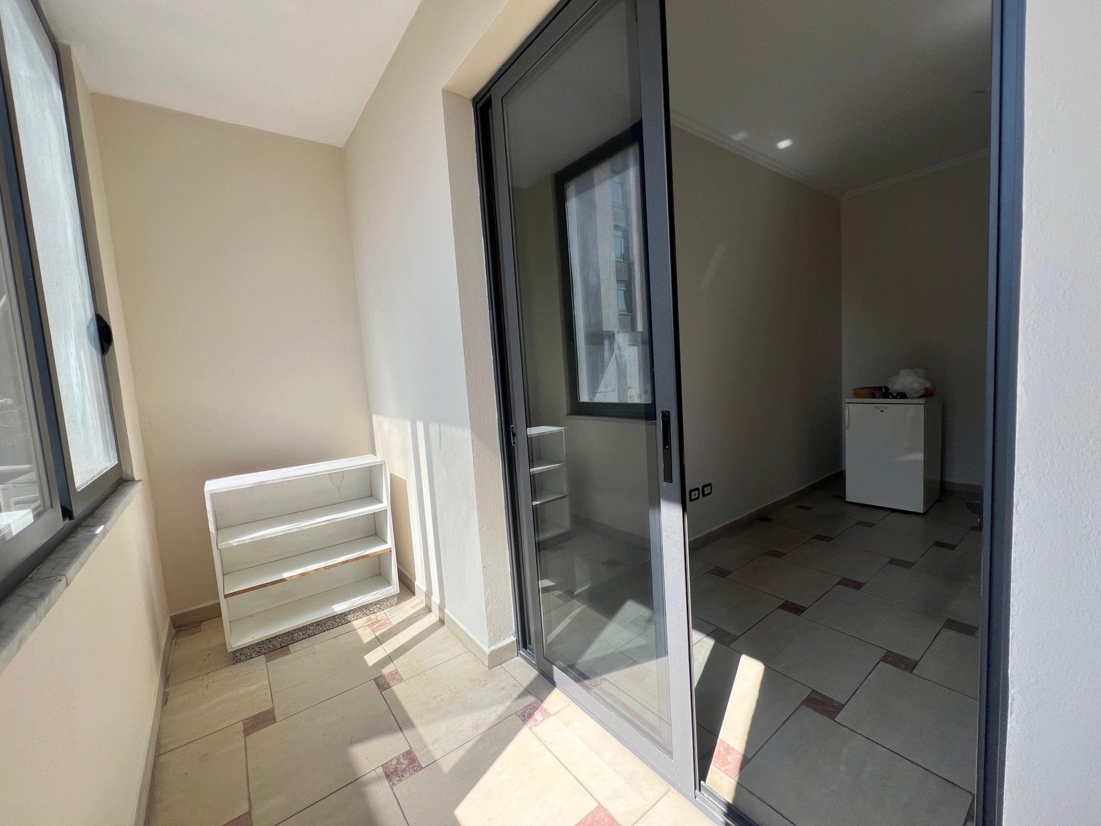 Jepet me qira Ambient Biznesi, “Rruga e Kavajes”,