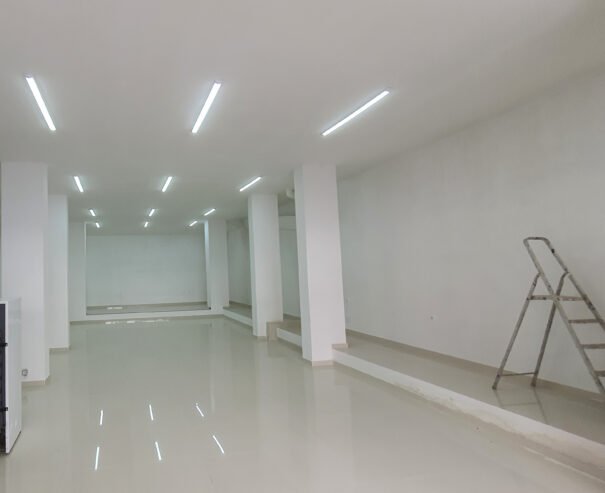 Shitet dyqan në rrugën Hamdi Sulçebe, zona 5 Maj,