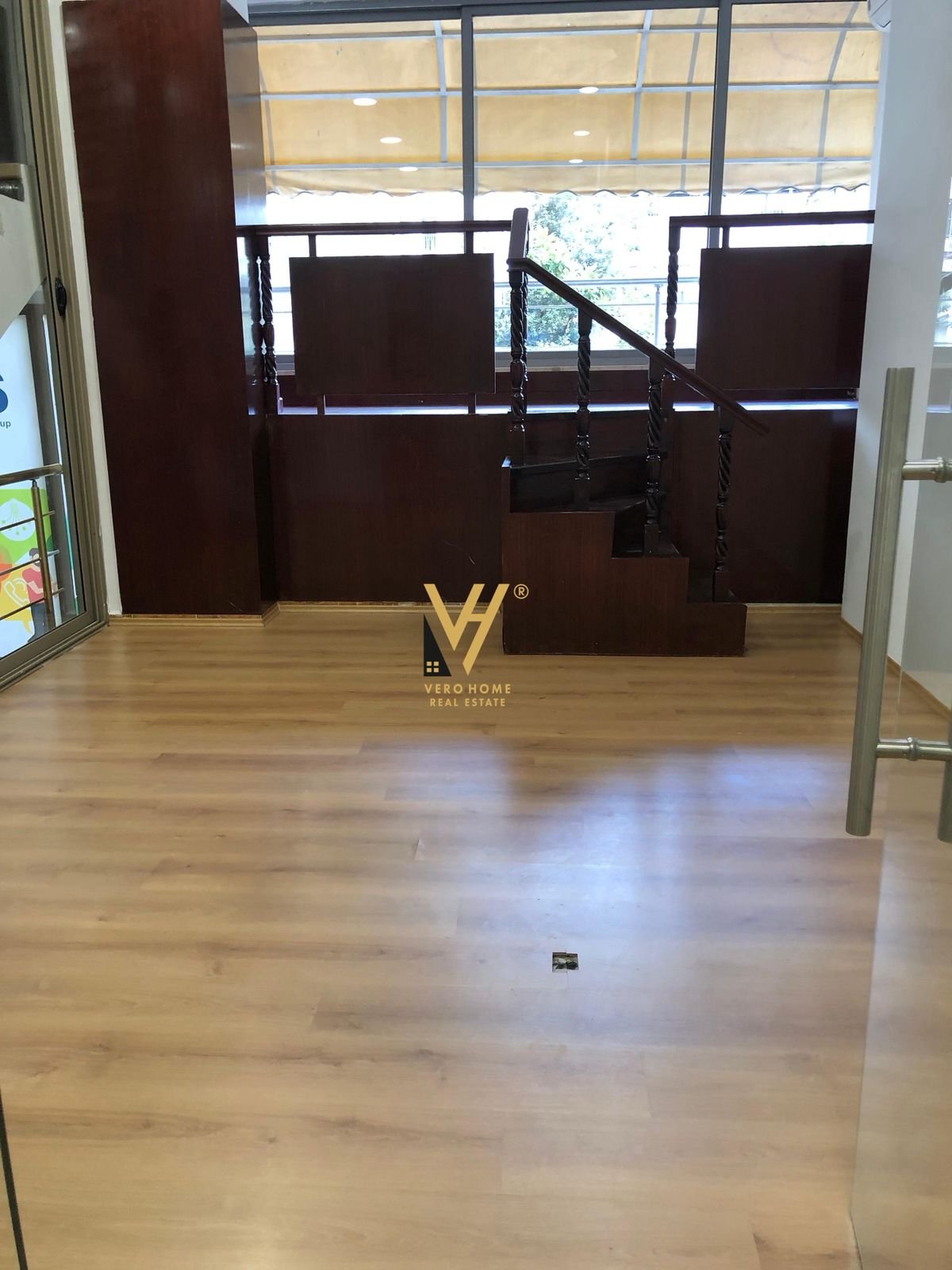 ZYRE 65 M2 ME QIRA NE QENDER 1.500 EURO