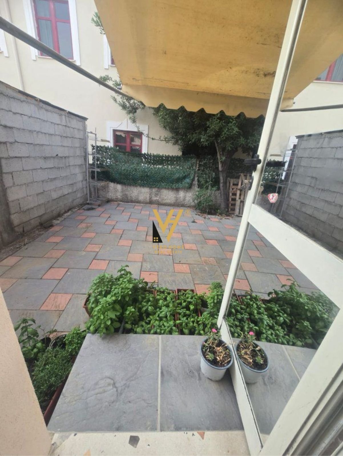 PARUKERI 51 M2 ME QERA NE SAUK 500 EURO