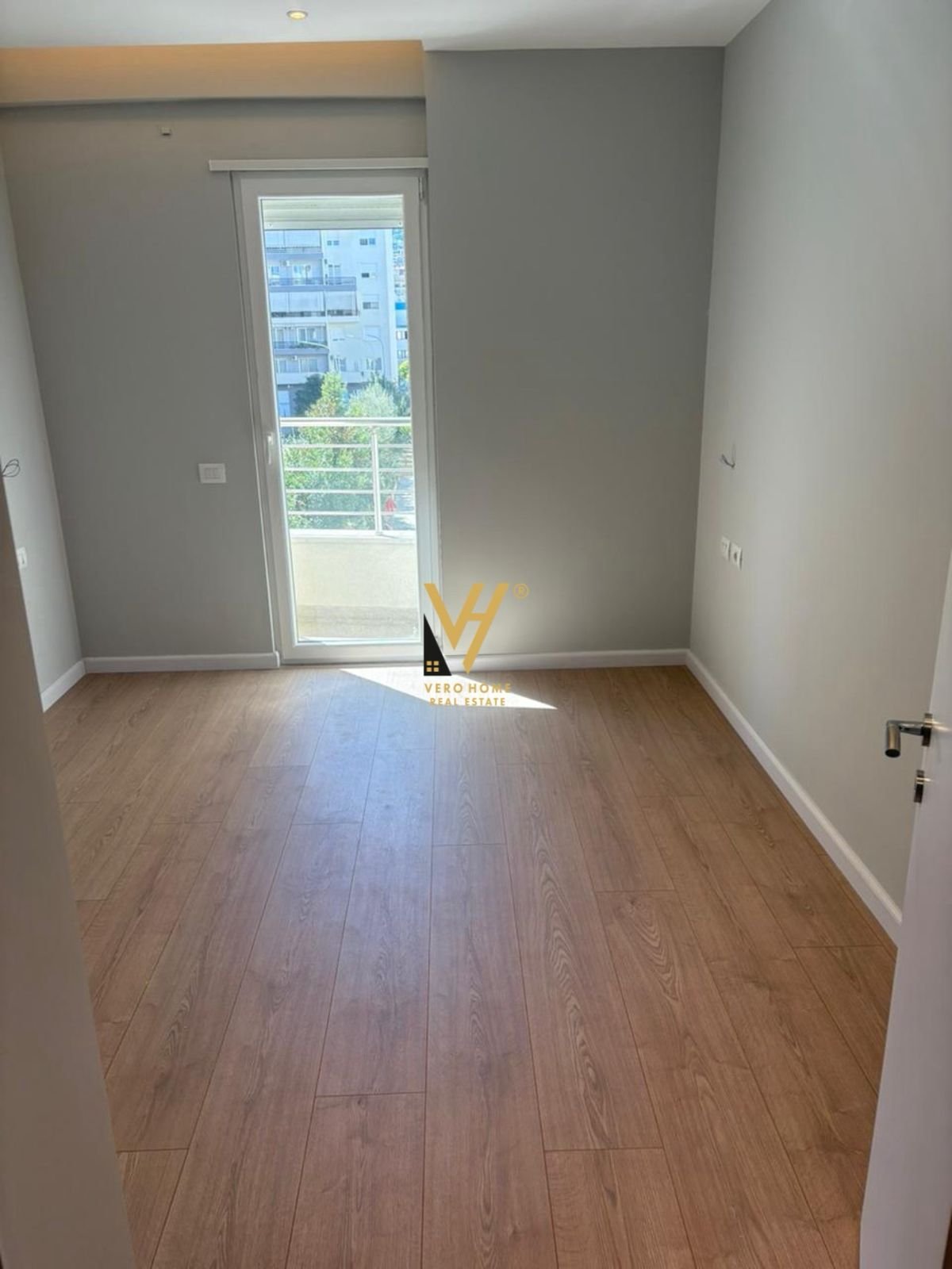 ZYRE 120 M2 ME QIRA TE KOMUNA E PARISIT 1.300 E