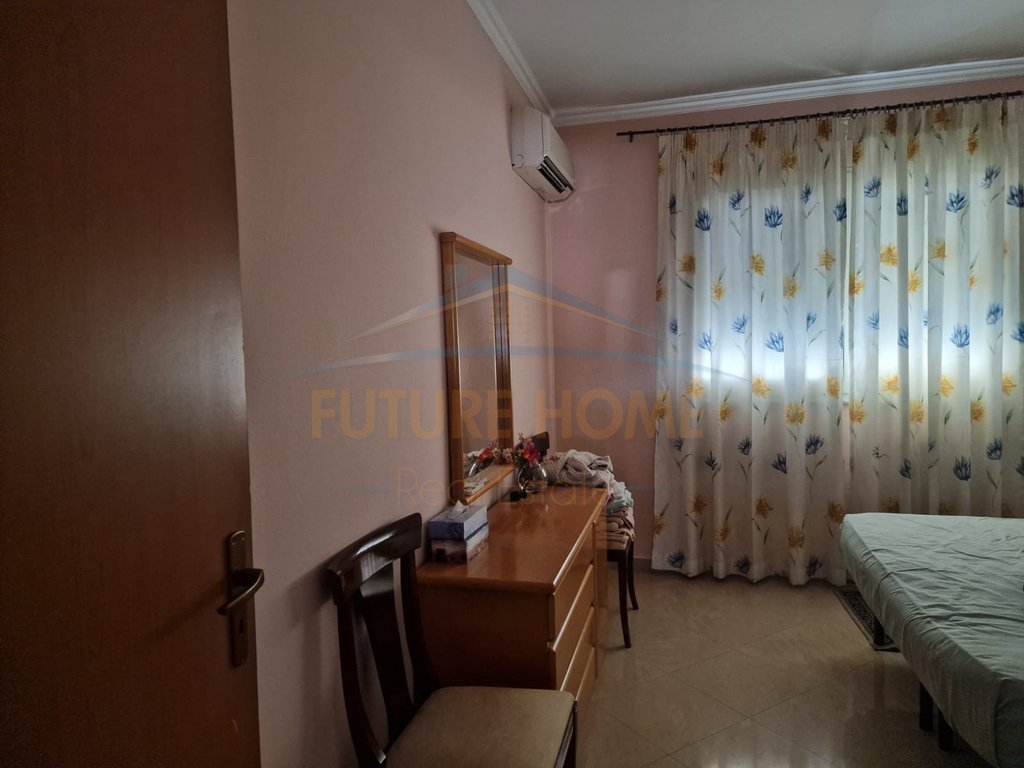 Shitet Apartament 2+1, prane shkolles 4 Deshmoret
