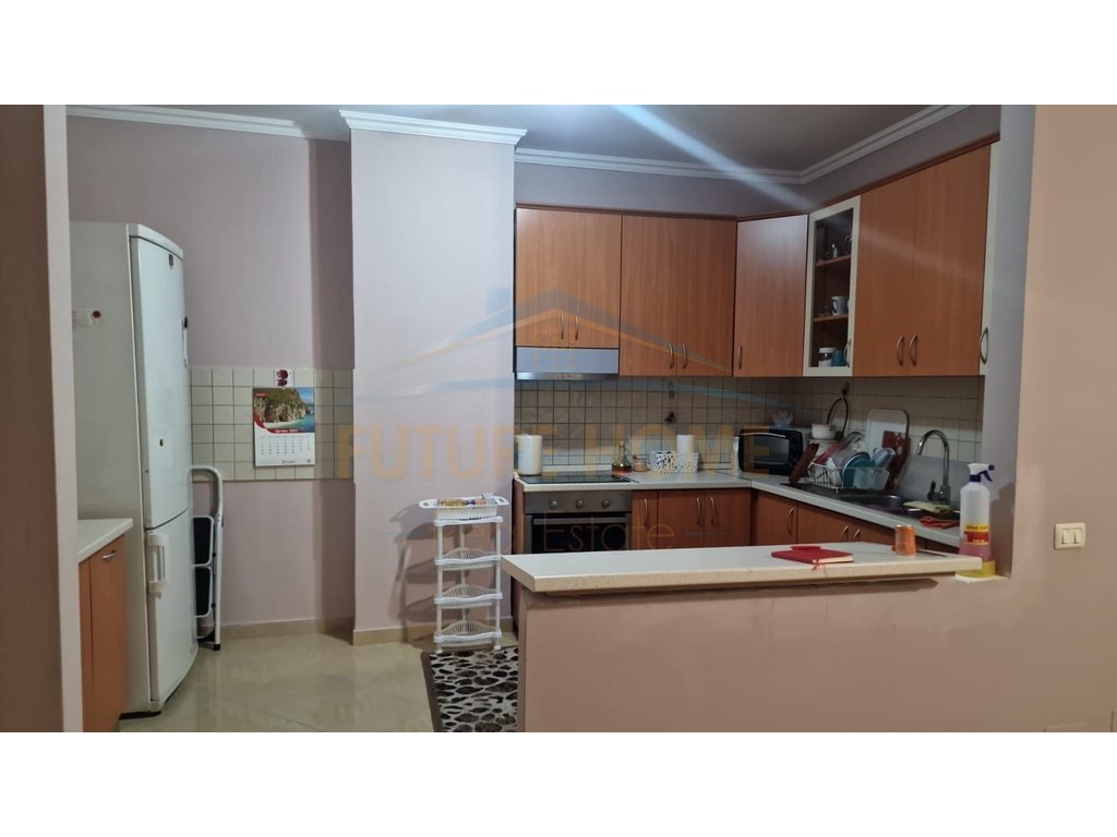 Shitet Apartament 2+1, prane shkolles 4 Deshmoret