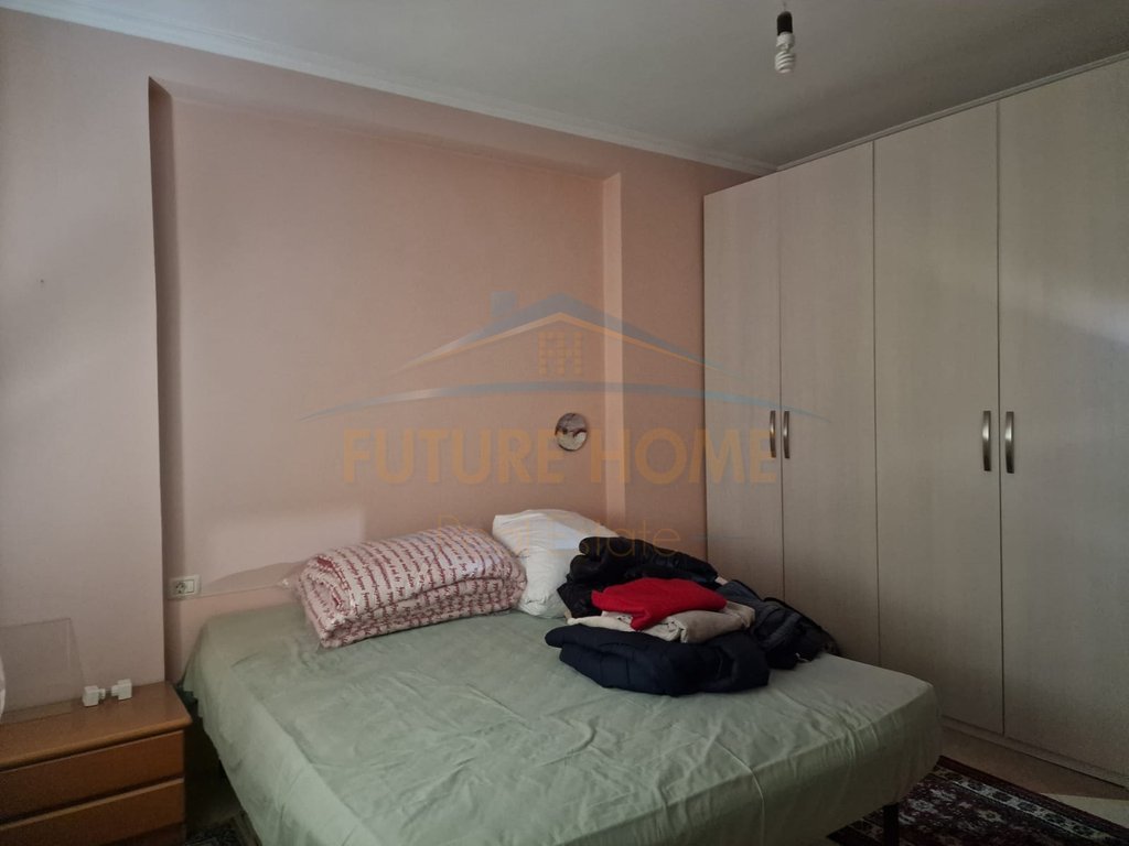 Shitet Apartament 2+1, prane shkolles 4 Deshmoret