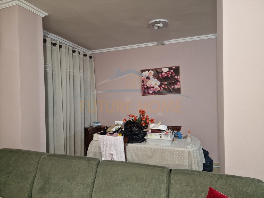 Shitet Apartament 2+1, prane shkolles 4 Deshmoret