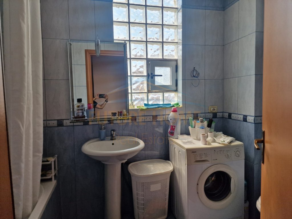 Shitet Apartament 2+1, prane shkolles 4 Deshmoret