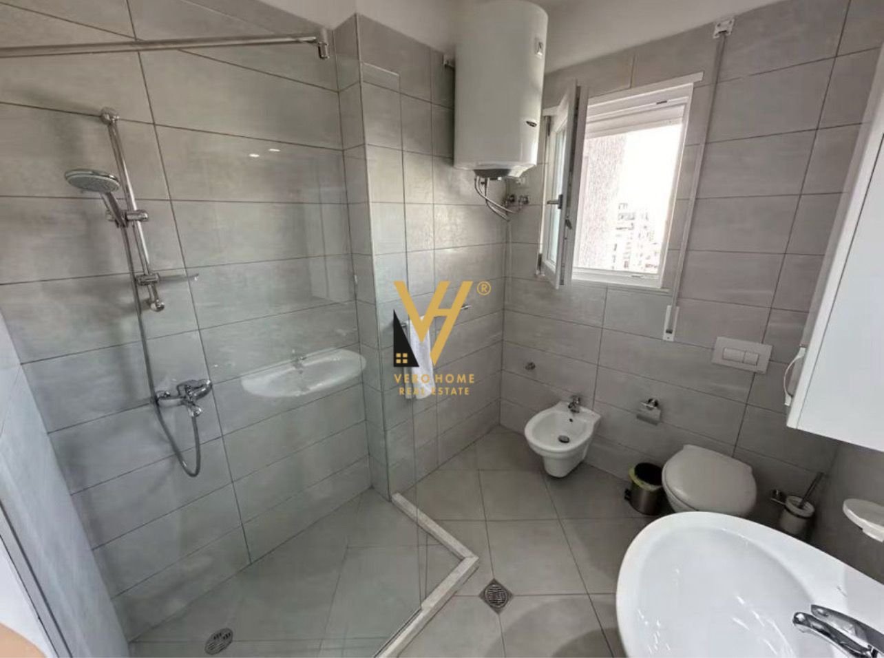 2+1+2+BLK ME QERA TE PAZARI I RI 1.250 EURO