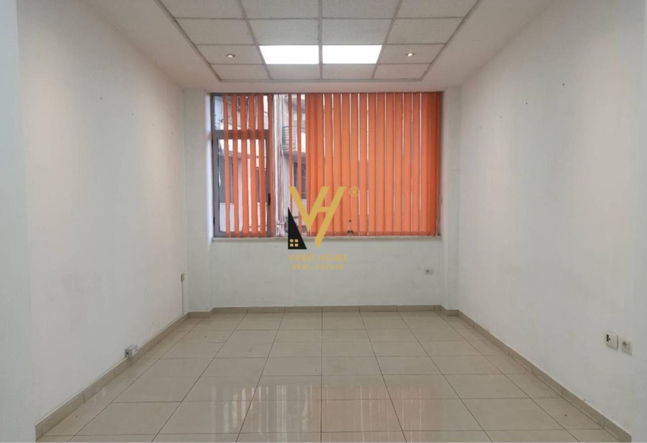 AMBIENT 30 M2 ME QIRA TE RRUGA E DIBRES 30.000 LEK