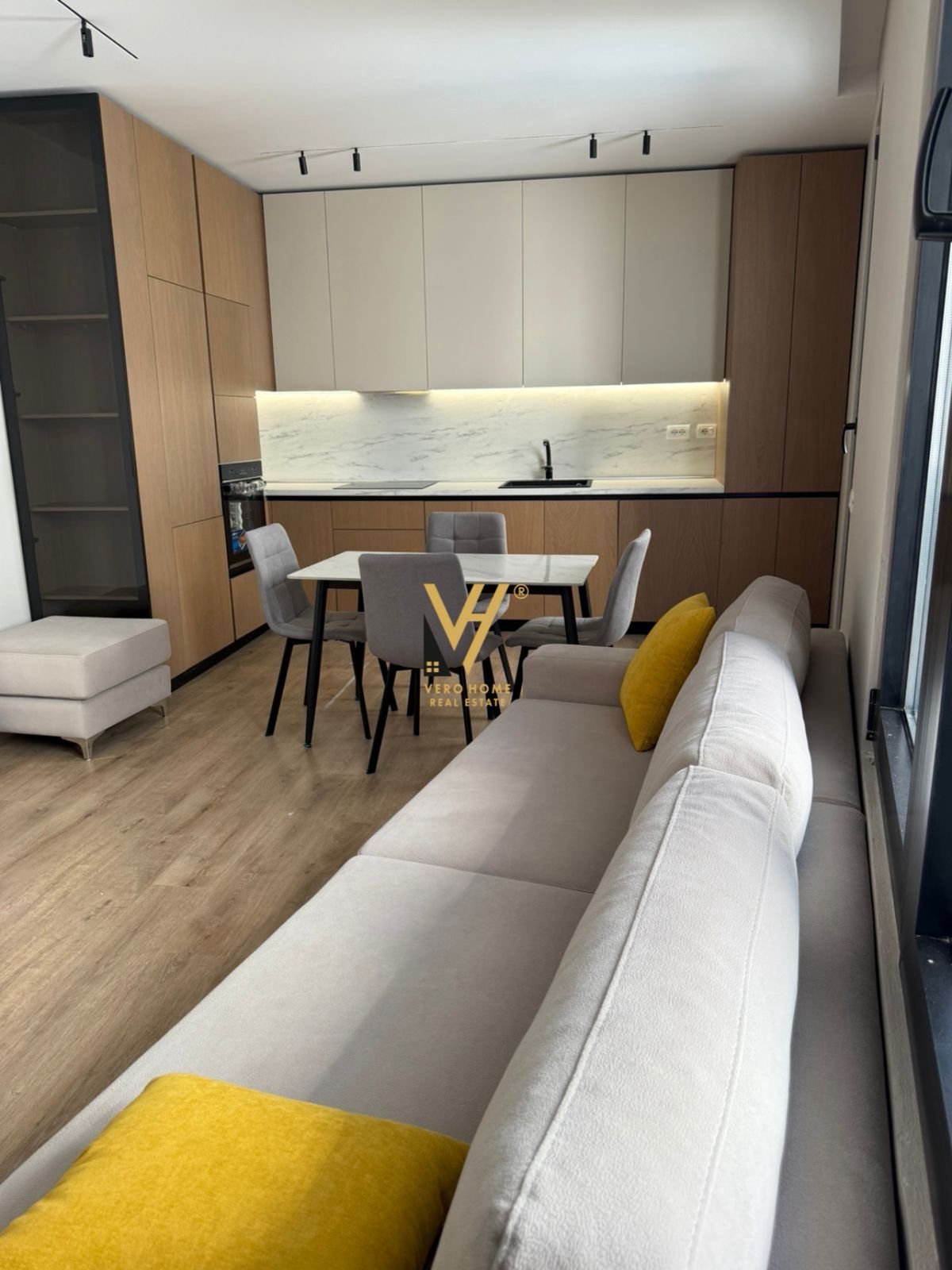 2+1+BLK ME QIRA TE 21 DHJETORIT 750 EURO