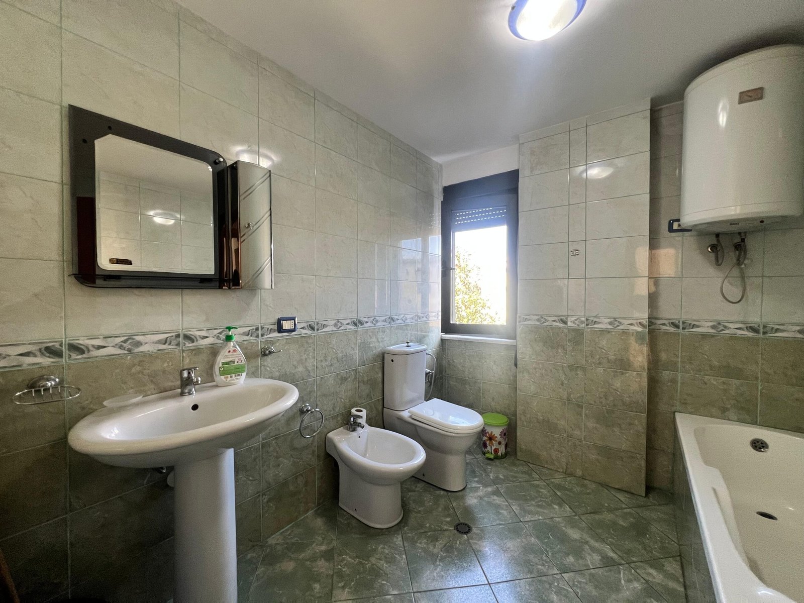 Jepet me qira Ambient Biznesi, “Rruga e Kavajes”,