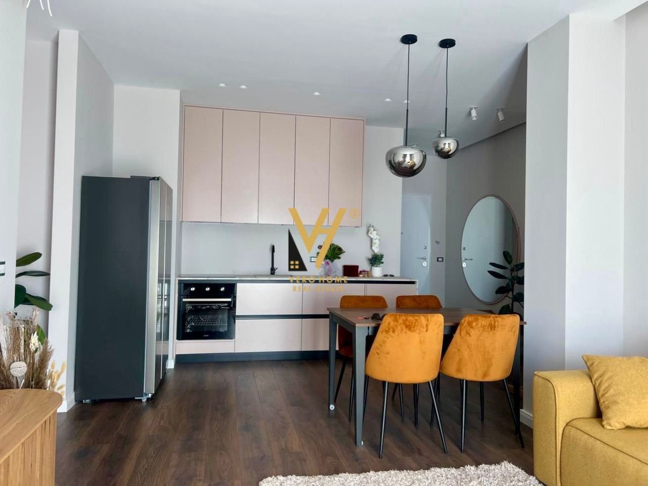 2+1+2 ME QIRA TE KOMUNA E PARISIT 1.200 EURO