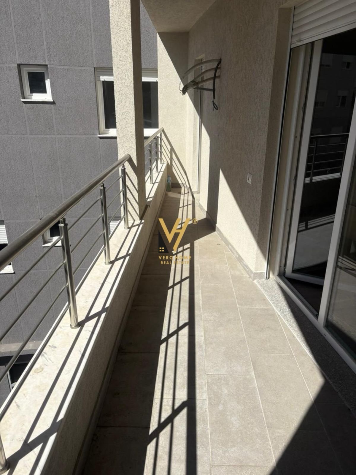 ZYRE 120 M2 ME QIRA TE KOMUNA E PARISIT 1.300 E