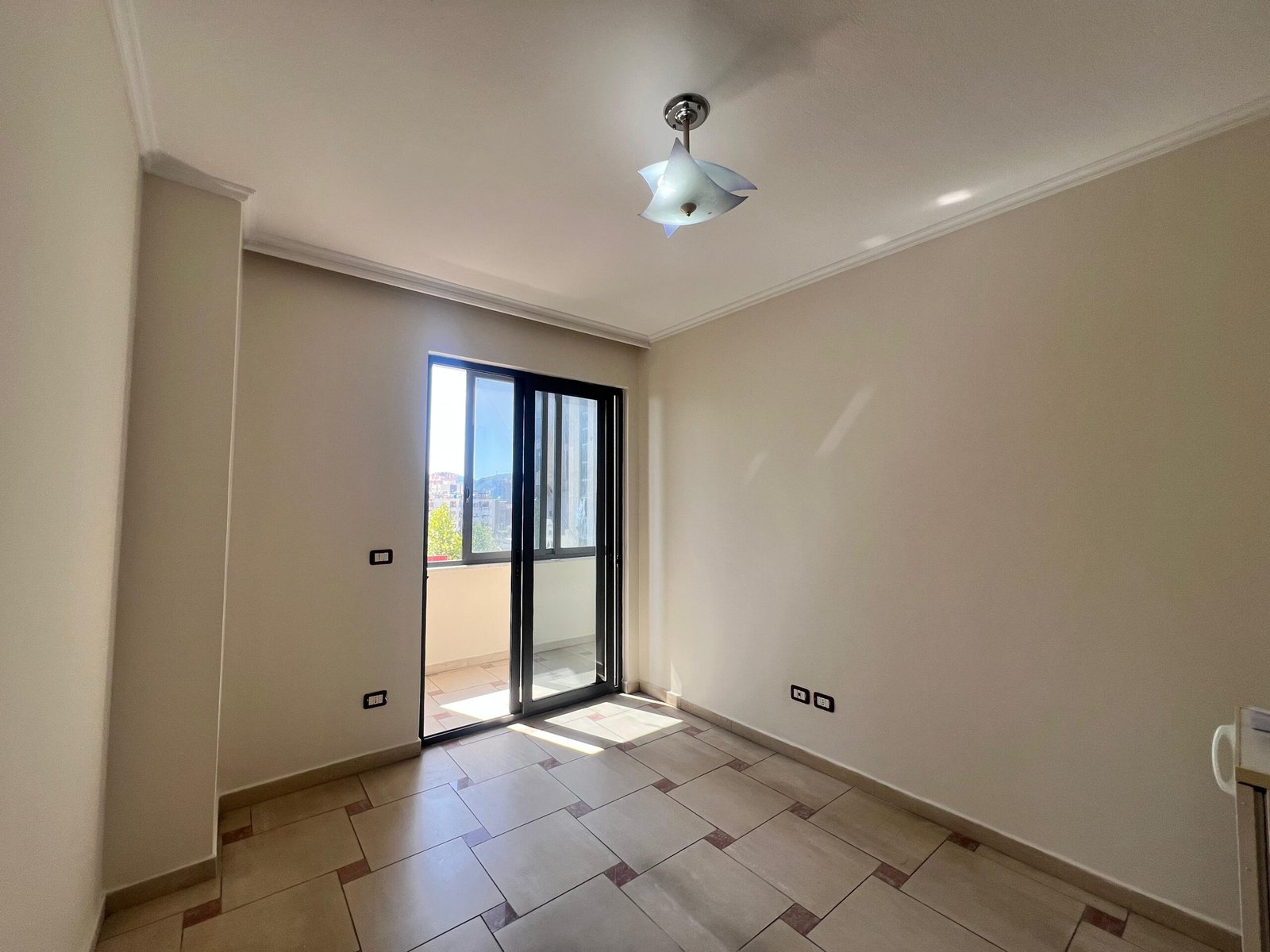 Jepet me qira Ambient Biznesi, “Rruga e Kavajes”,