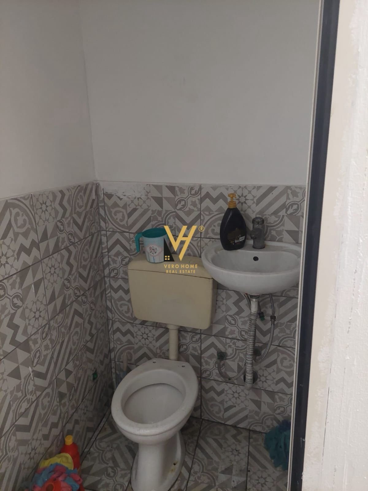 DYQAN 85 M2 ME QERA TE UNAZA E RE 1.000 EURO