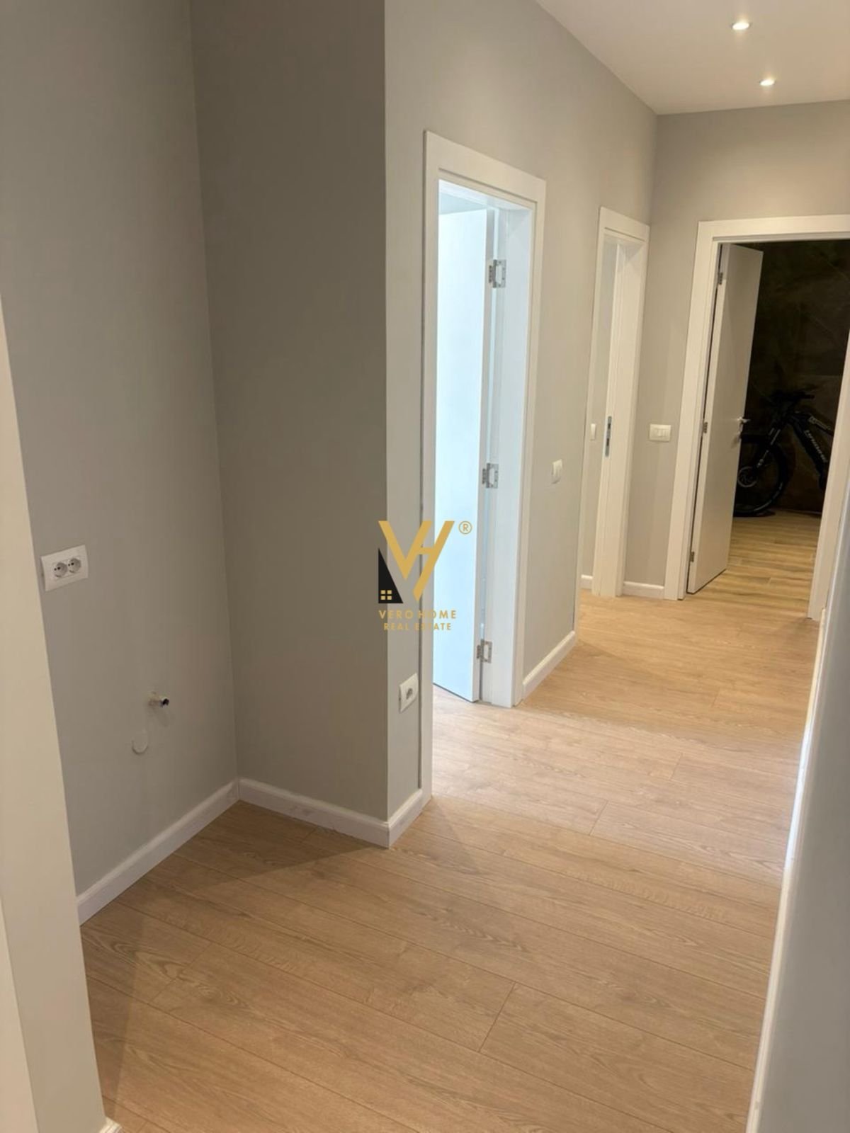 ZYRE 120 M2 ME QIRA TE KOMUNA E PARISIT 1.300 E