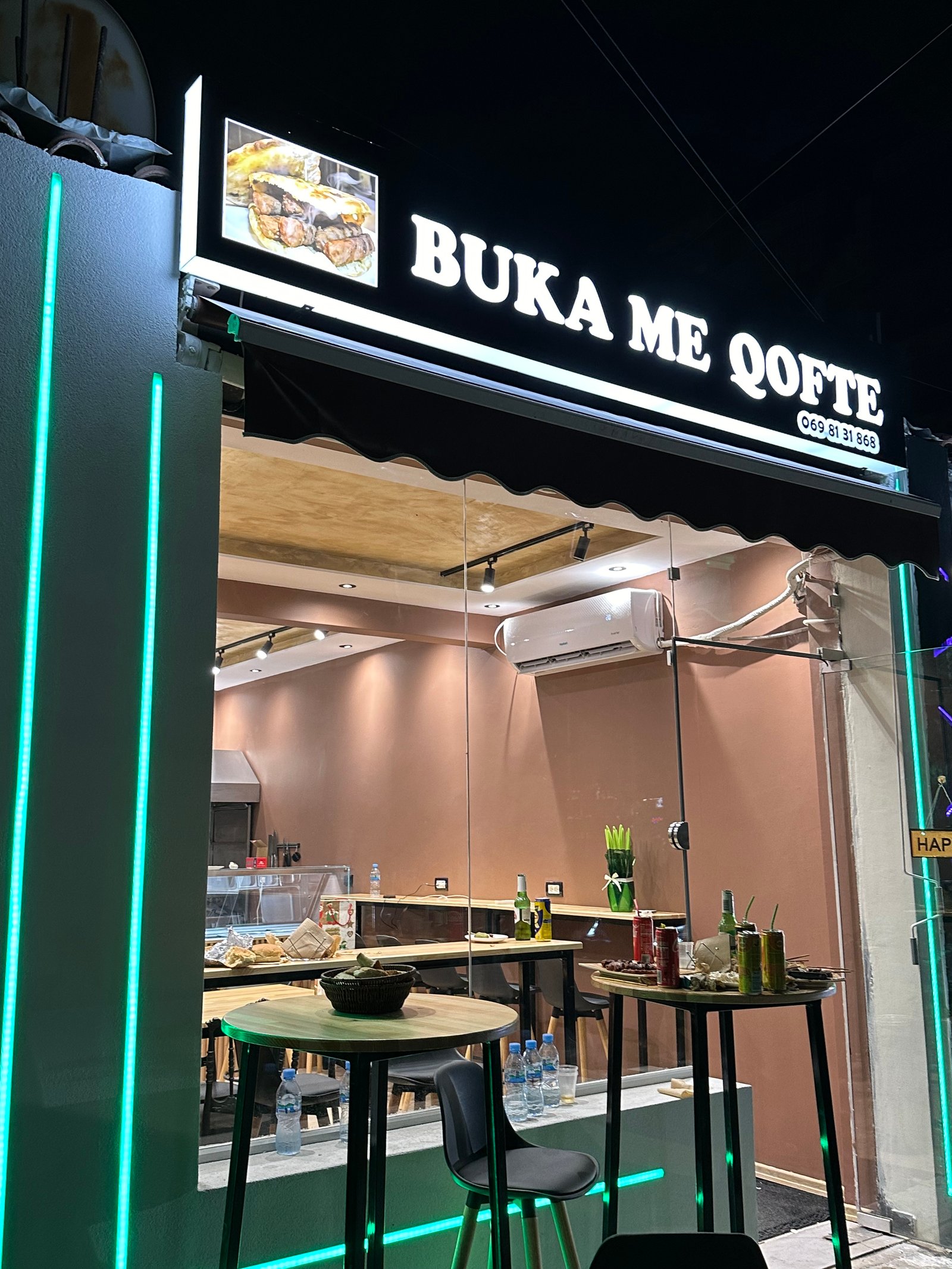 Ofrohen vende pune si zgarist kamarier dhe kasier