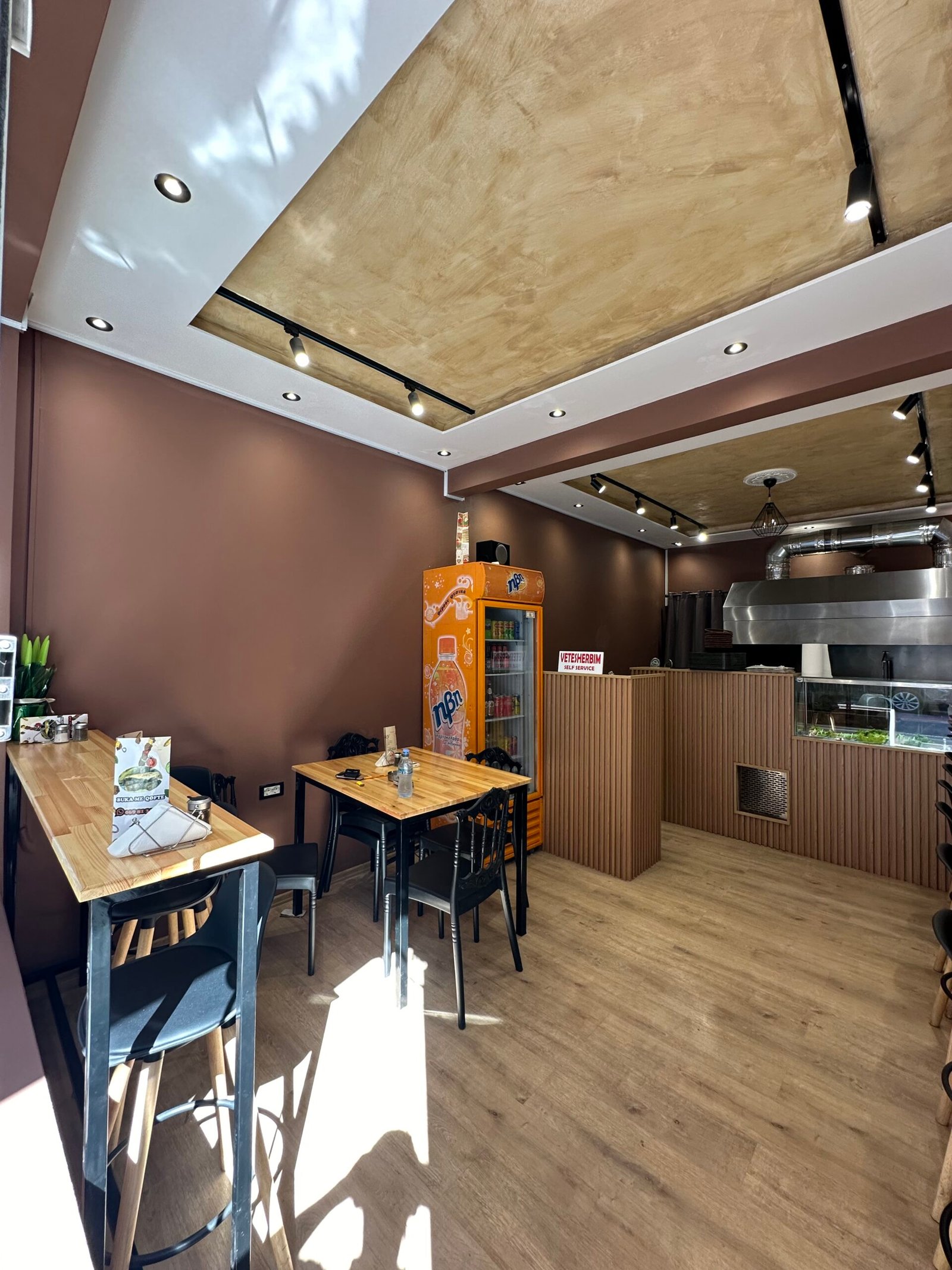 Ofrohen vende pune si zgarist kamarier dhe kasier