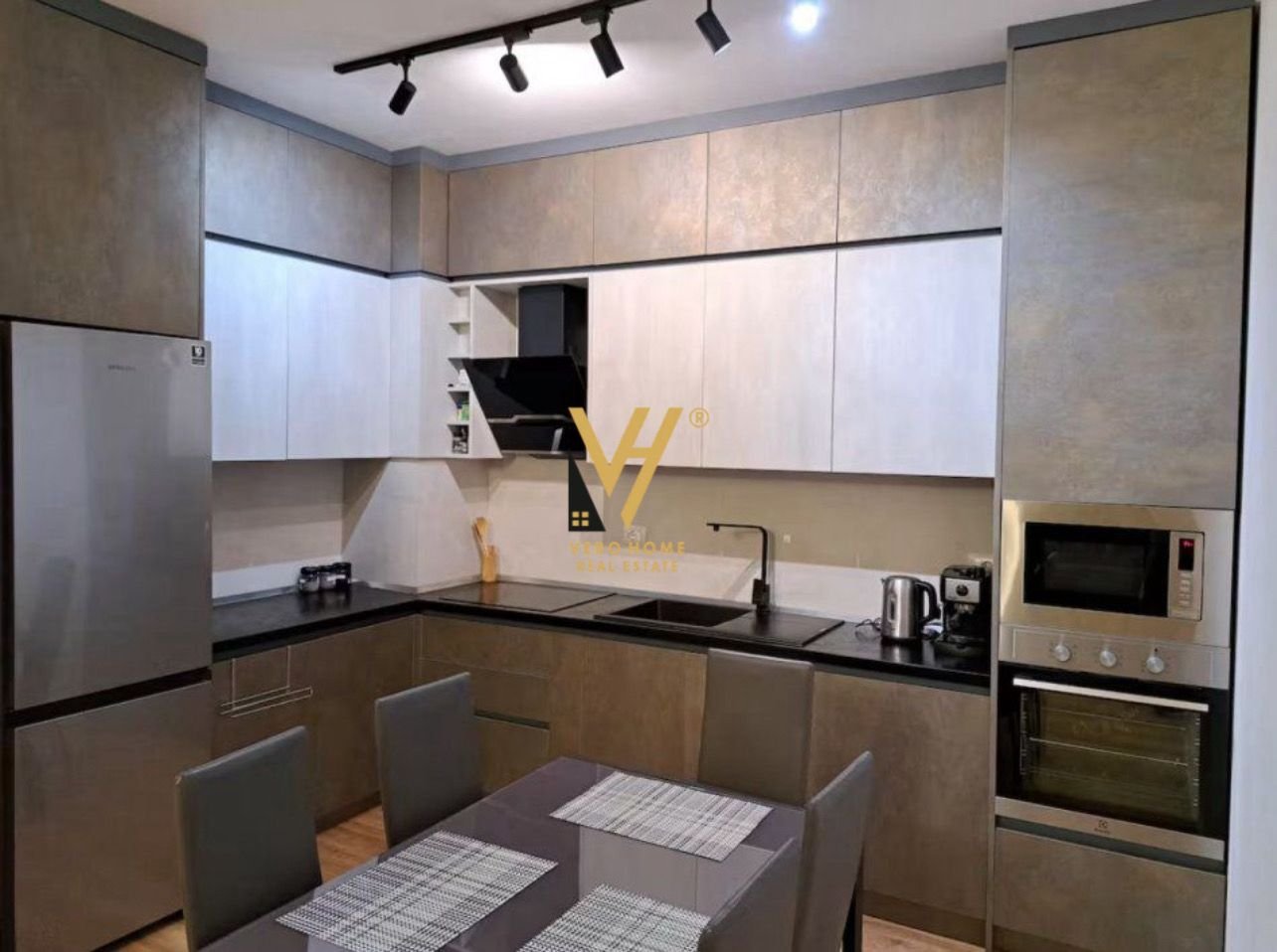 2+1+2+BLK ME QERA TE PAZARI I RI 1.250 EURO