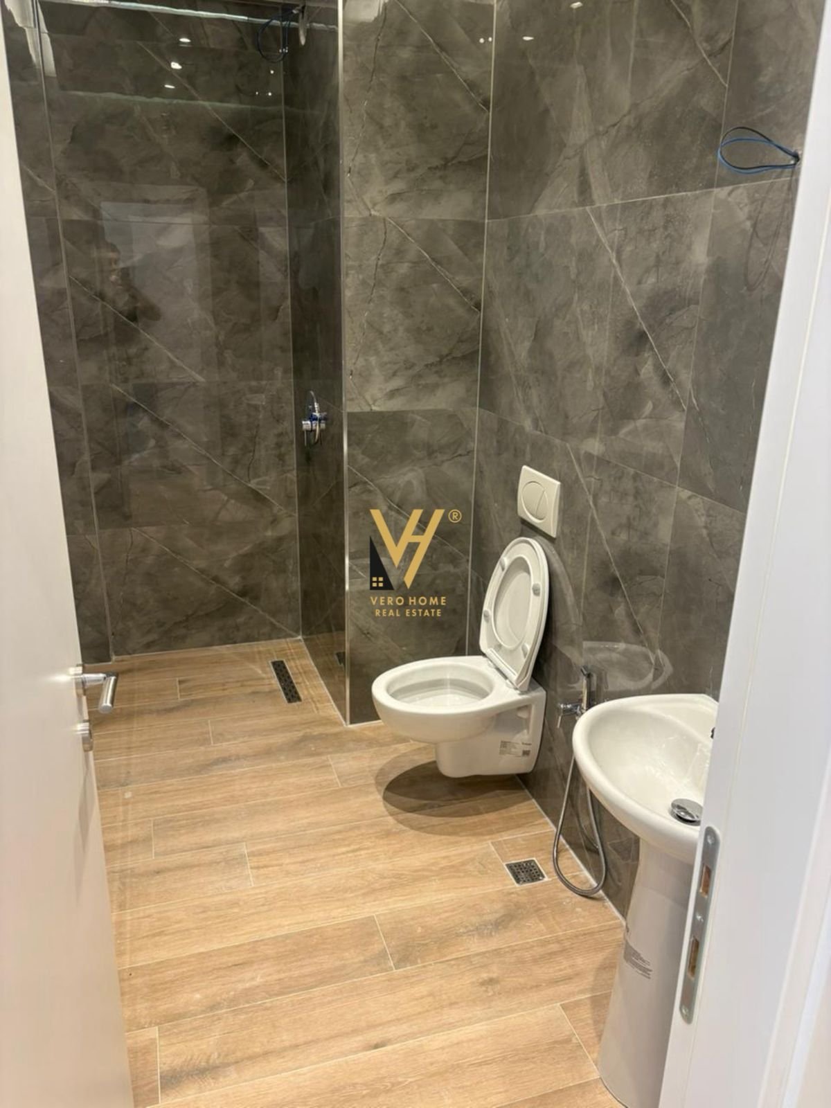 ZYRE 120 M2 ME QIRA TE KOMUNA E PARISIT 1.300 E