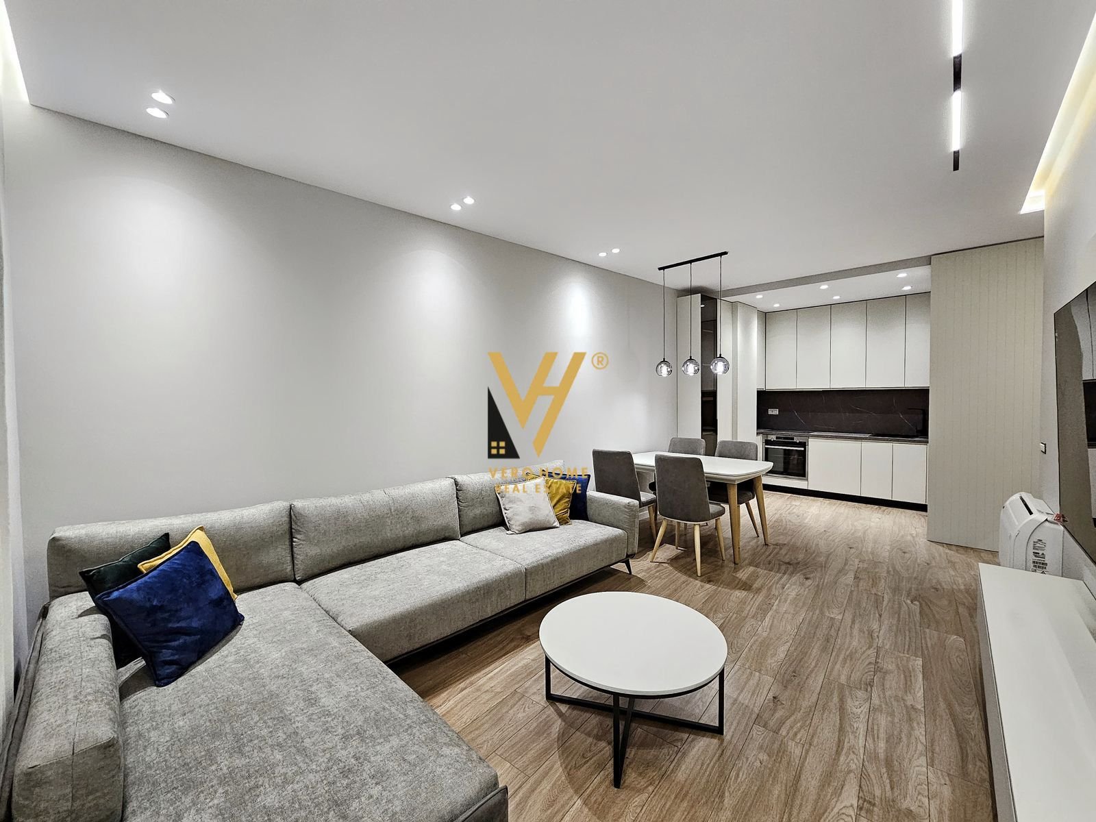 2+1+2 ME QIRA NE TEG, ROSE GARDEN 100.000 LEKE