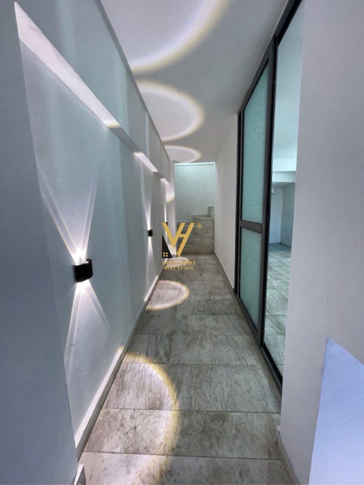 AMBIENT BIZNESI 90 M2 ME QERA TE SELVIA 900 EURO