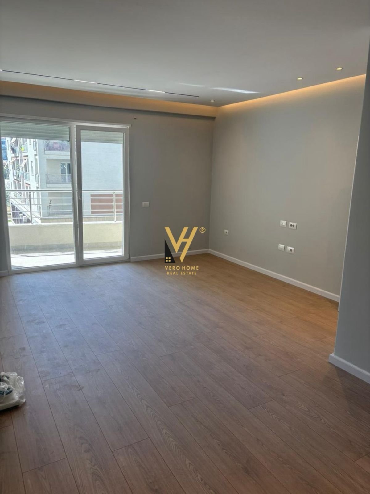 ZYRE 120 M2 ME QIRA TE KOMUNA E PARISIT 1.300 E