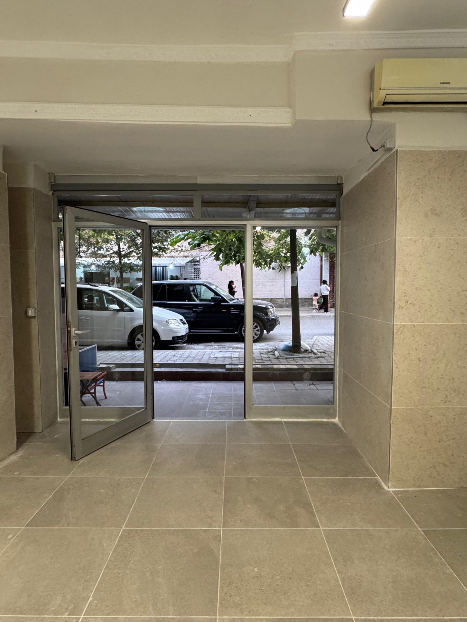 Dyqan me qera, 30m2, Rruga Irfan Tomini, Tirane