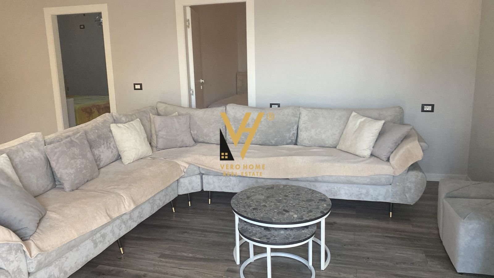 2+1+BLK ME QIRA NE PORCELAN 800 EURO