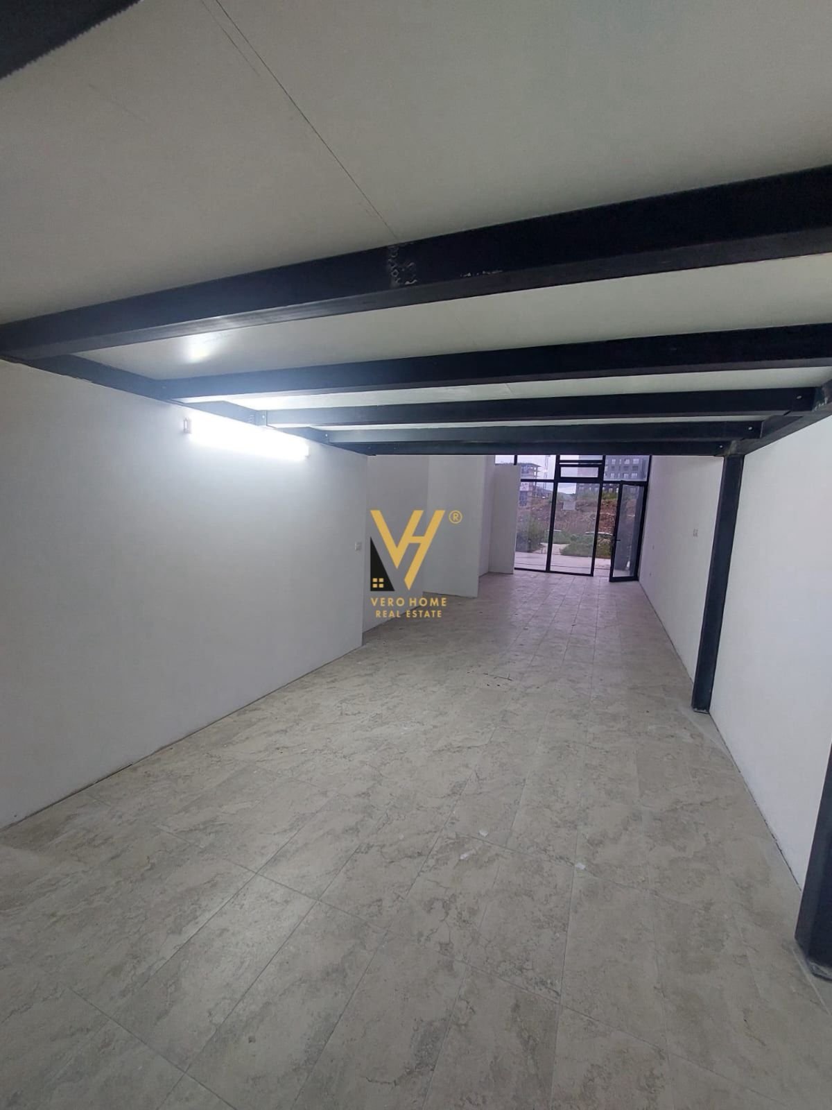 DYQAN 106 M2 ME QERA TE KOM.TURDIU 80.000 LEKE