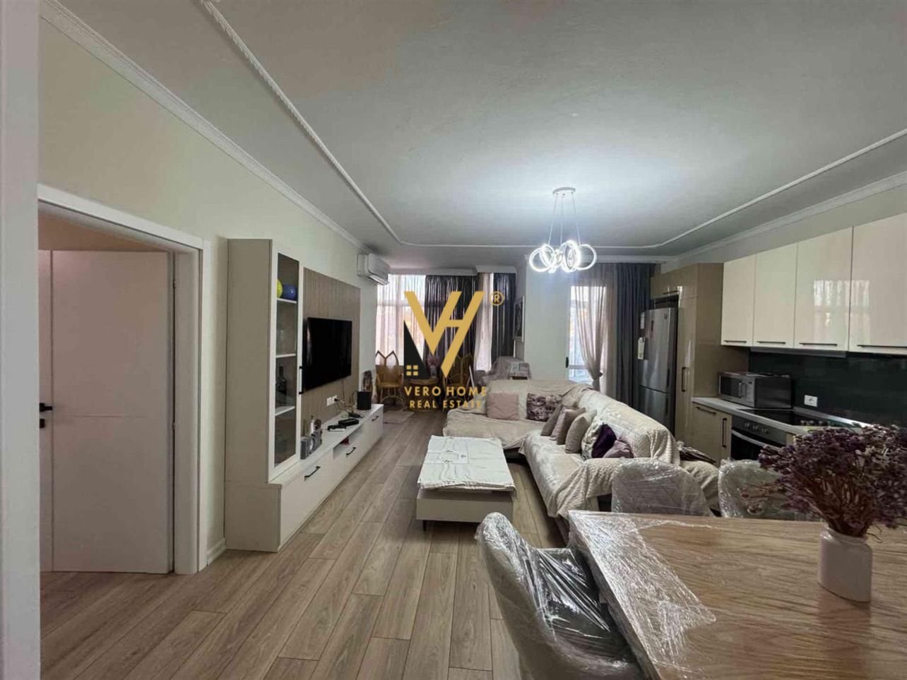 3+1+2+BLK ME QERA TE GJYKATA E RRETHIT 1.050 EURO