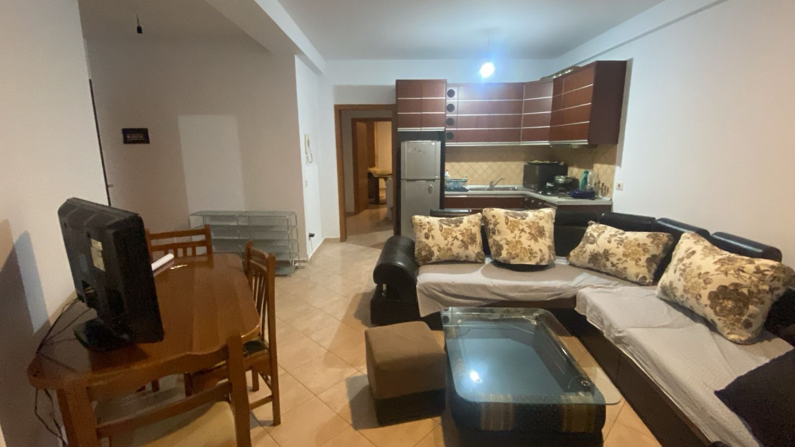 Jepet shtepi me qira 2+1+2