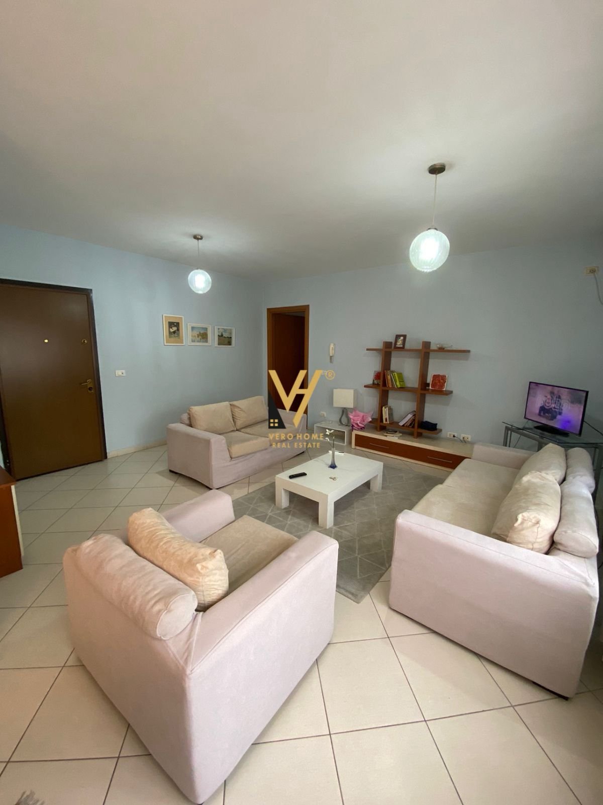 2+1+2 ME QIRA TE RRUGA BARRIKADAVE 70.000 LEKE