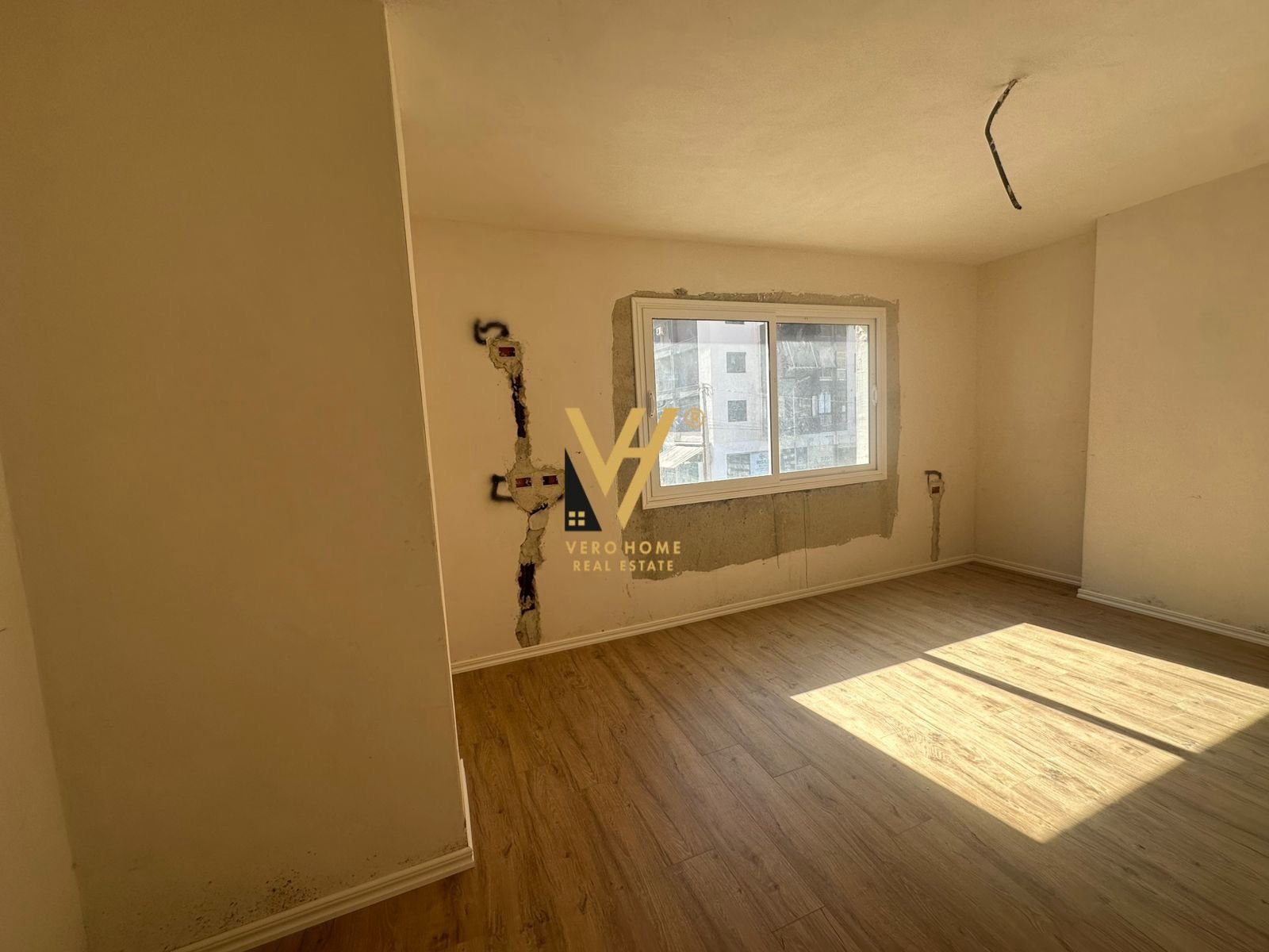 AMBIENT 260 M2 NE YZBERISHT 1.500 EURO