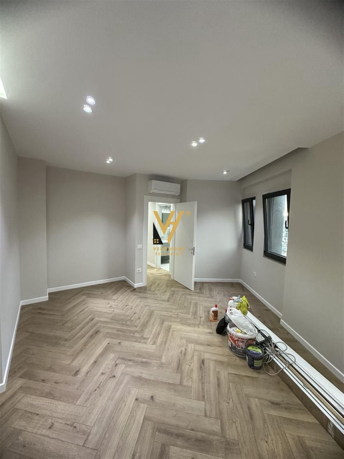 ZYRE 126 M2 TE REZ OASIS, UNAZA E RE 1.250 EURO