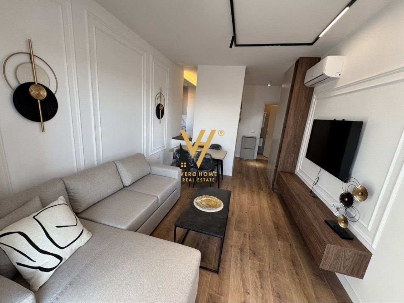 1+1 ME QERA TE KOMUNA E PARISIT 800 EURO