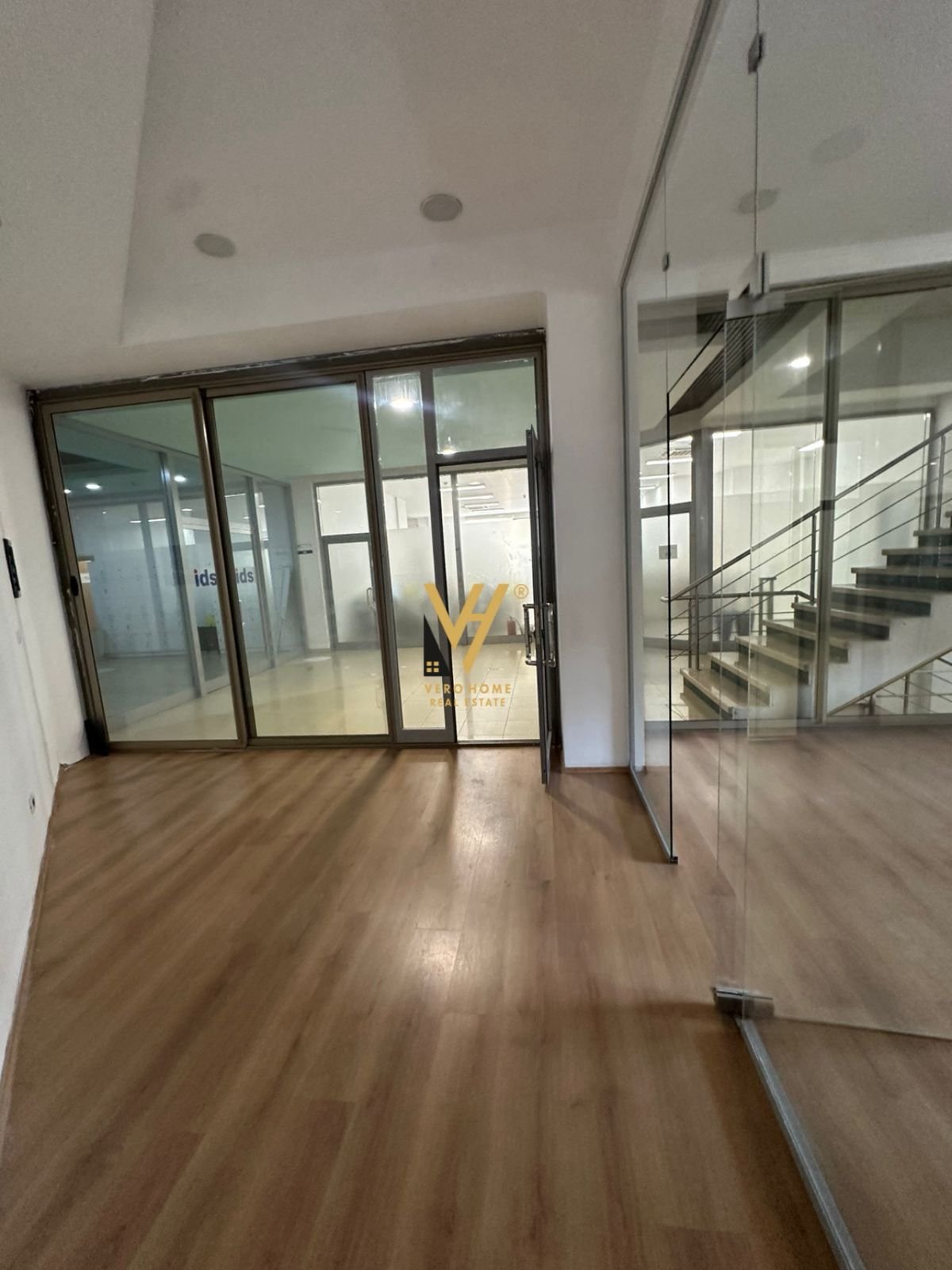 AMBIENT 65 M2 ME QIRA NE QENDER 110.000 LEKE