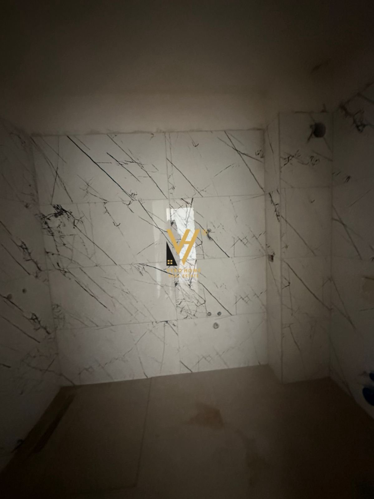 AMBIENT 260 M2 NE YZBERISHT 1.500 EURO