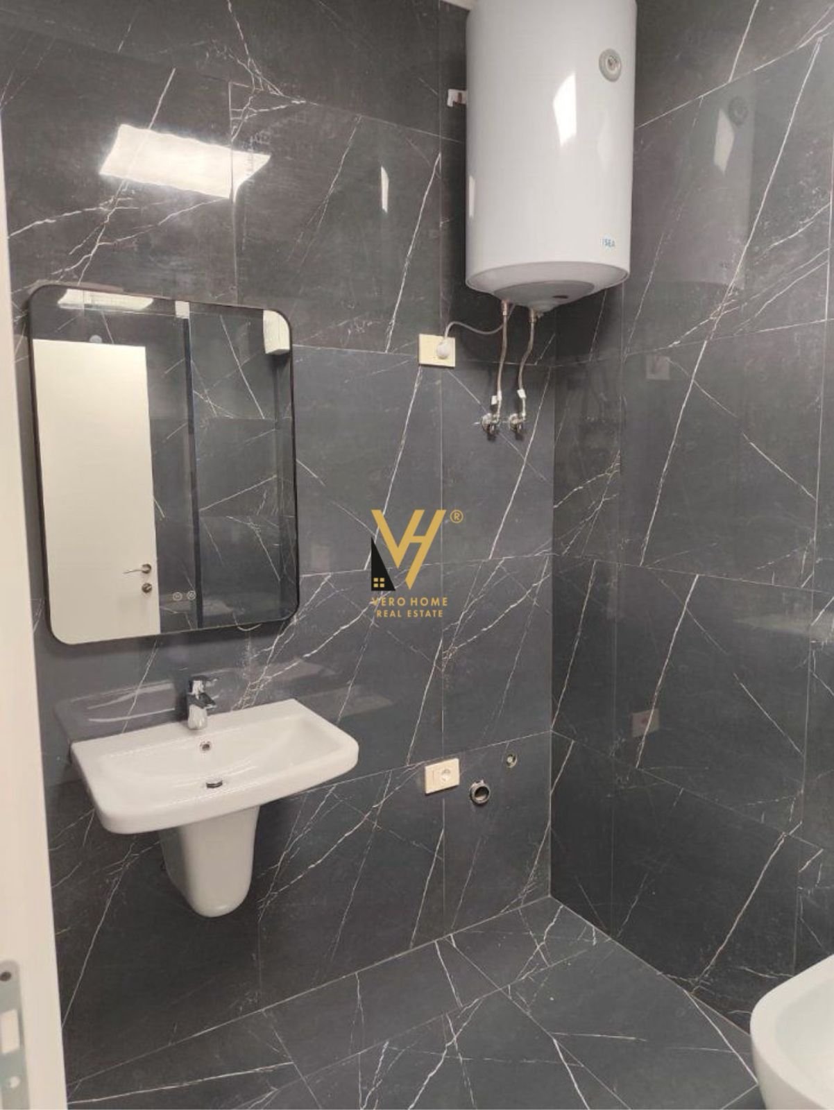 ZYRE 75 M2 ME QERA TE MINE PEZA 550 EURO