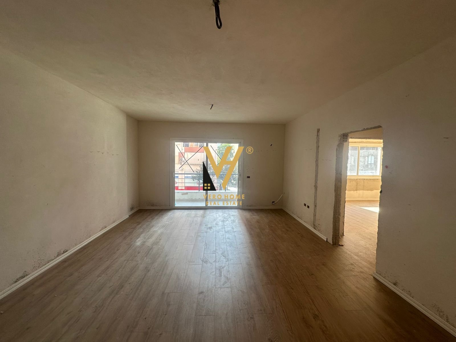 AMBIENT 260 M2 NE YZBERISHT 1.500 EURO