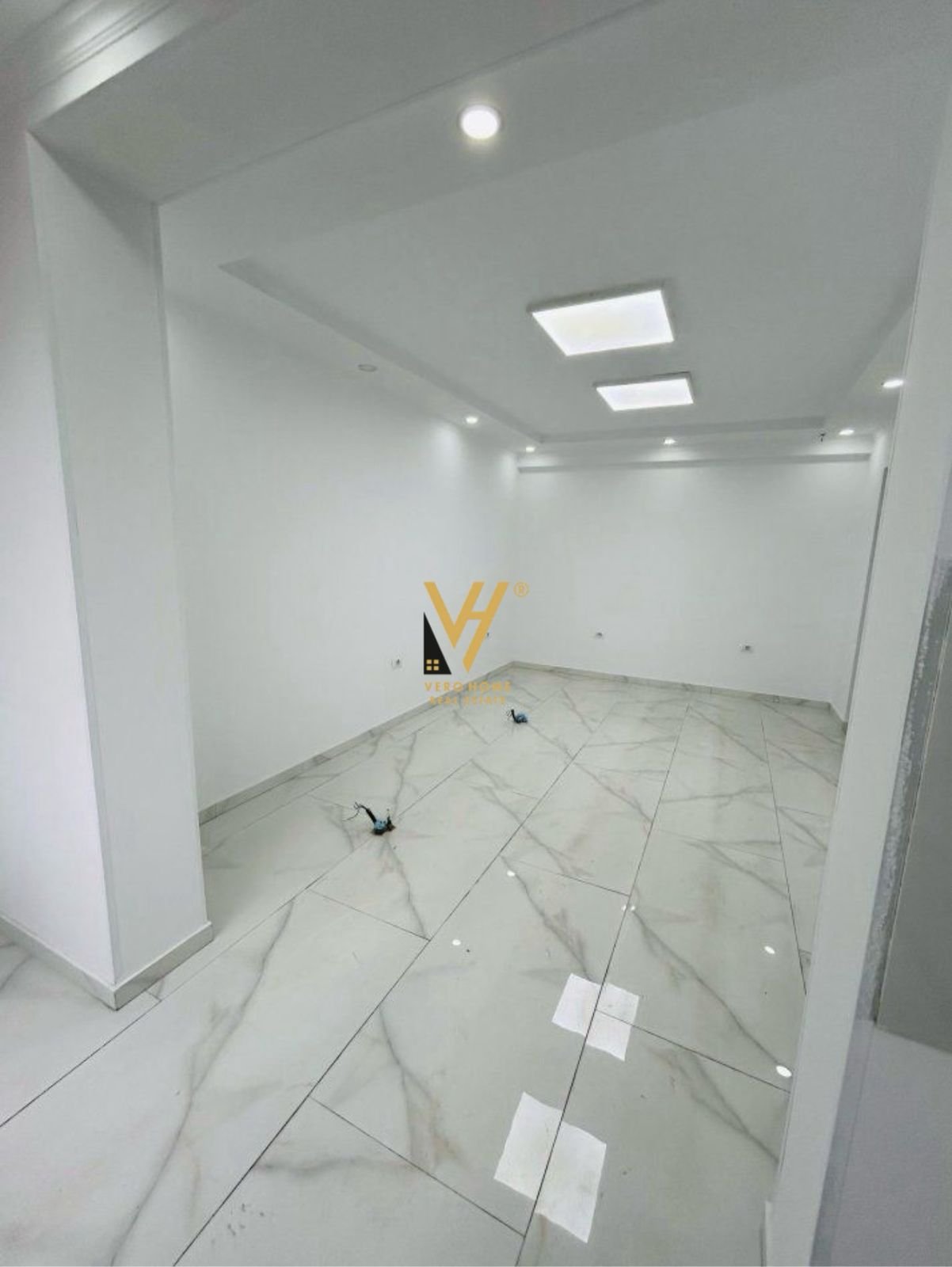 AMBIENT 50 M2 ME QIRA TE RRUGA E DIBRES 700 EURO