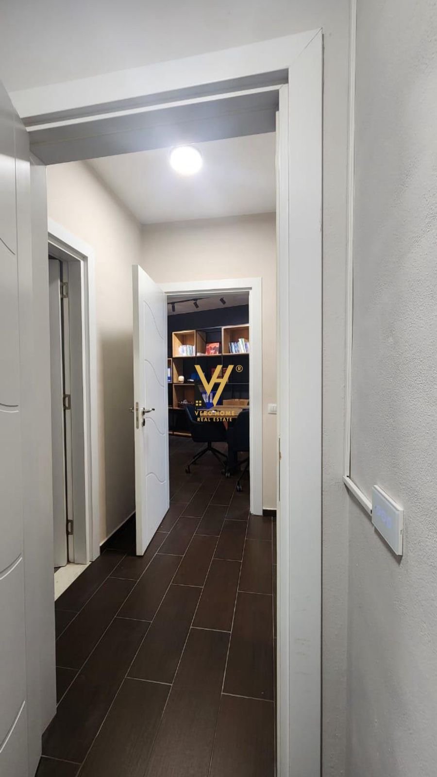 JEPET ZYRE 85M2 ME QERA RRUGA E KOSOVARVE 850 EURO