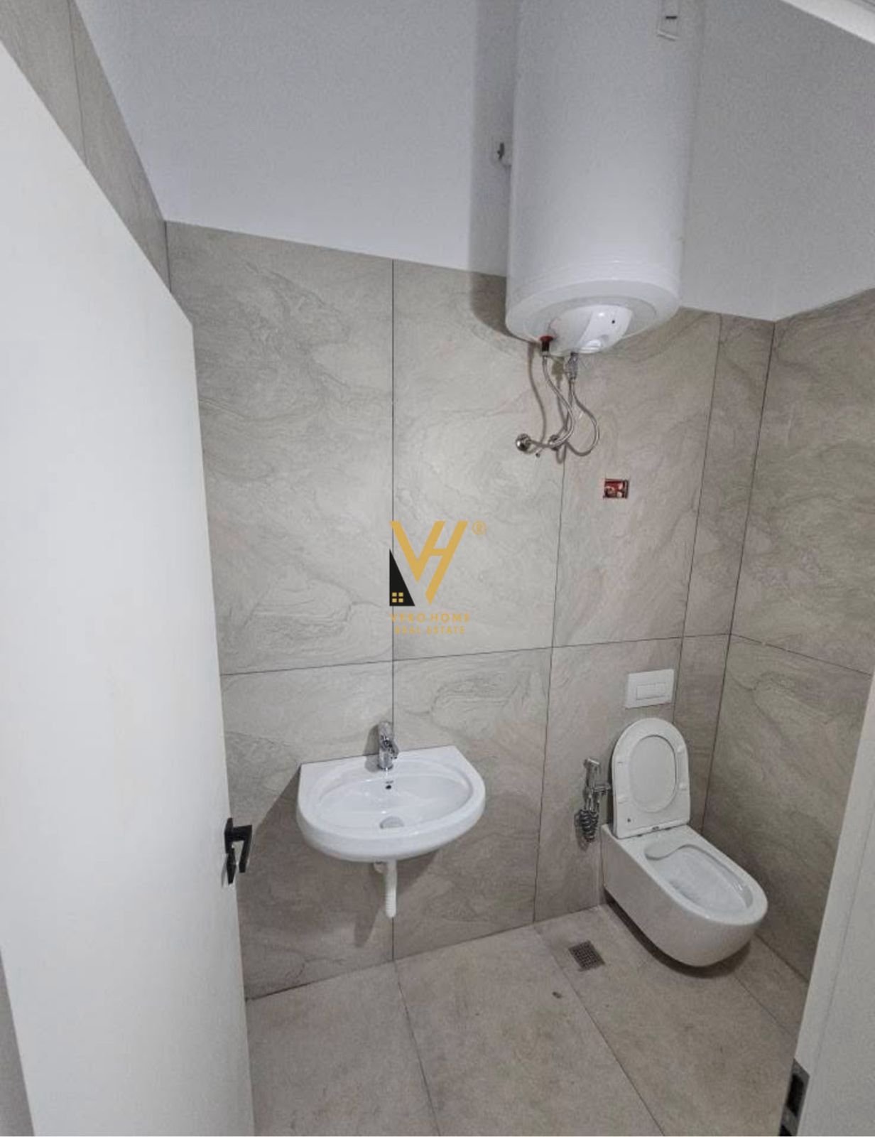 AMBIENT 60 M2 ME QERA NE DON BOSKO 50.000 LEKE