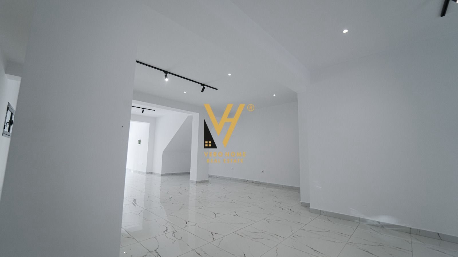 GODINE ME QIRA NE DURRES 2.200 EURO